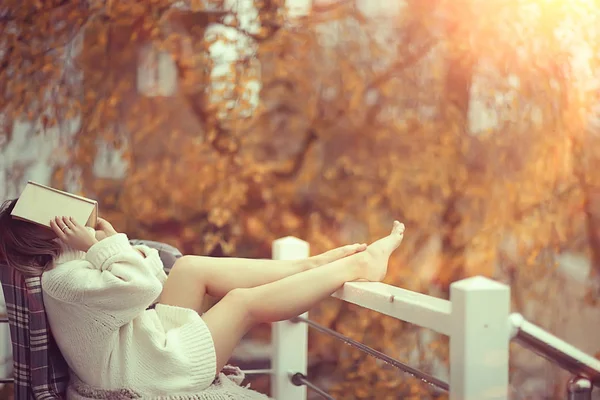 Ragazza Maglione Maglia Legge Libro Sulla Veranda Del Parco Concetto — Foto Stock