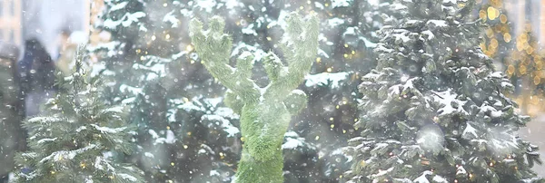 Sfondo Sfocato Albero Natale All Esterno Sfondo Neve Decorato Anno — Foto Stock