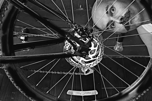 Retrato Vintage Hombre Bigotudo Reparando Una Rueda Bicicleta Hipster Excéntrico — Foto de Stock