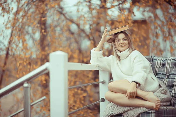 Ragazza Maglione Maglia Legge Libro Sulla Veranda Del Parco Concetto — Foto Stock