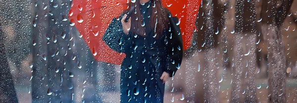 Oktoberspaziergang Regen Eine Junge Frau Mit Rotem Regenschirm Herbstlichen Stadtpark — Stockfoto