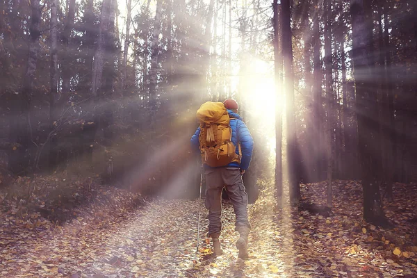 Caminhada Outono Com Uma Mochila Raios Sol Paisagem Outono Homem — Fotografia de Stock