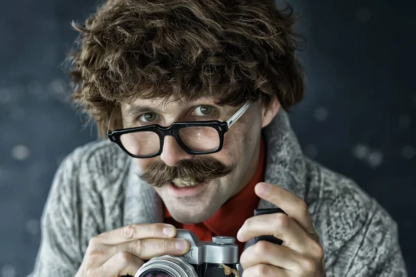 Fotograf Med Vintage Analog Kamera Man Med Mustasch Rolig Bild — Stockfoto