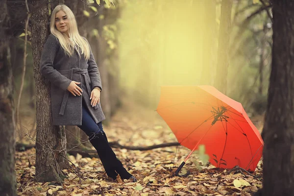 Дівчина Парасолькою Позує Осінньому Парку Жовтневий Пейзаж Самотня Жінка Тримає — стокове фото