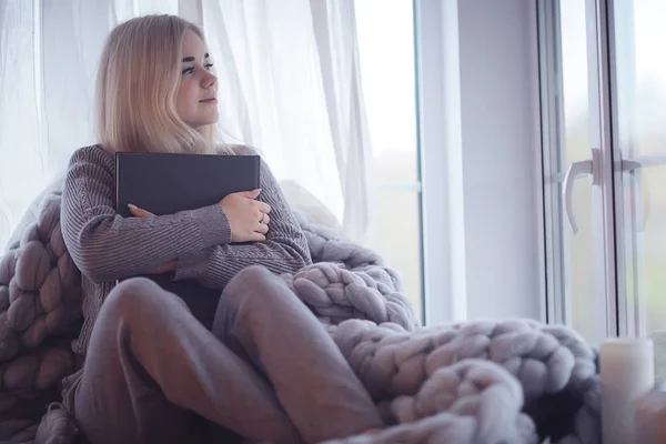 Knitted Plaid Window Girl Reading Book Young Woman Reading Home — Stock Photo, Image