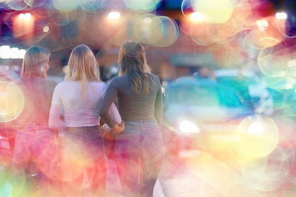 Ragazze Passeggiata Serale Città Tre Ragazze Stanno Camminando Nella Città — Foto Stock