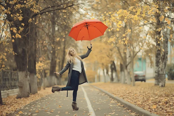Mädchen Mit Rotem Regenschirm Fliegt Auf Regenschirm Springt Und Amüsiert — Stockfoto