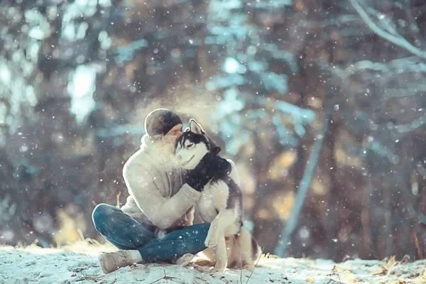 Giovane Uomo Abbraccia Cane Husky Inverno Nella Foresta Uomo Cane — Foto Stock