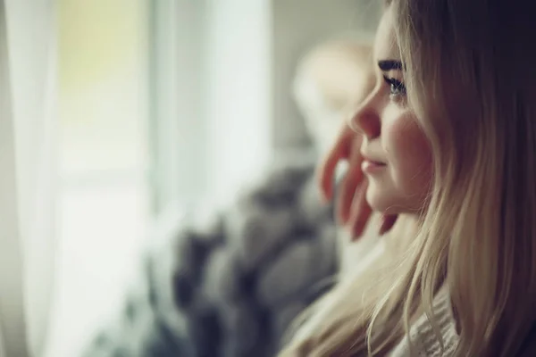 Winter Home Interieur Mustermädchen Sonnt Sich Einer Strickdecke Fenster Ein — Stockfoto