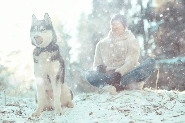 男と犬はフレームに背を向けて座っている心理学の概念は悲しみ 思いやりのある友情 — ストック写真