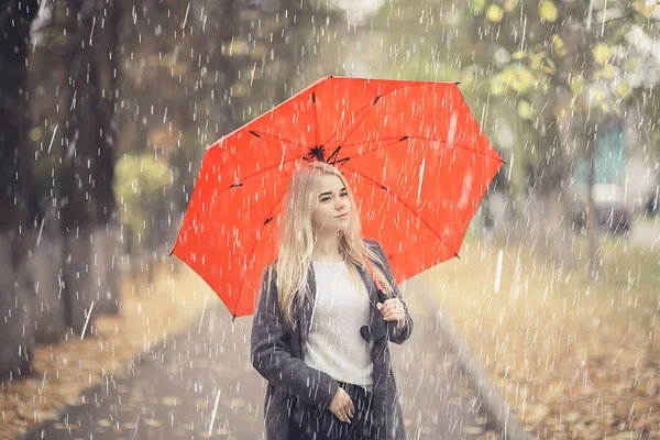 10月の雨の中を歩くと 秋の都市公園 秋の表情で赤い傘を持つ若い女性 — ストック写真