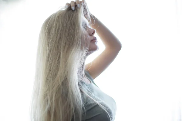 Ung Vuxen Blond Långt Hår Hemma Snygg Modell Poserar Studion — Stockfoto
