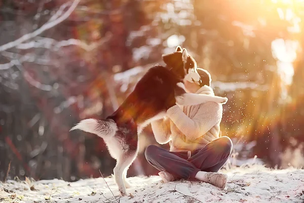 Jovem Abraça Cão Husky Inverno Floresta Homem Cão Abraçar Juntos — Fotografia de Stock