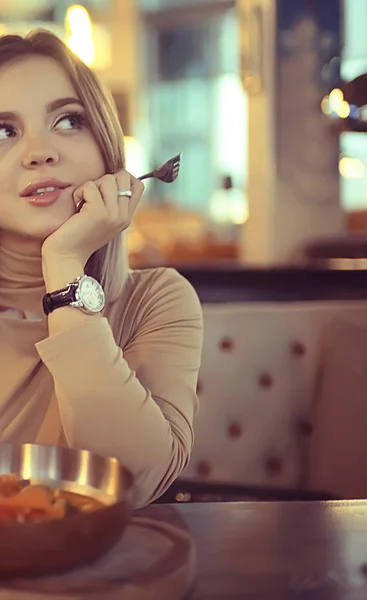 Restauracja Europejska Lunch Girl Piękne Nakrycie Stołu Młoda Modelka Pozowanie — Zdjęcie stockowe