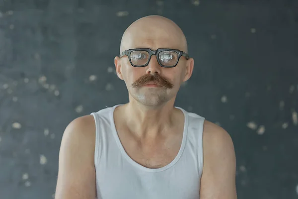 Hombre Calvo Alegre Con Bigote Retrato Joven Sonriendo Posando Señor —  Fotos de Stock