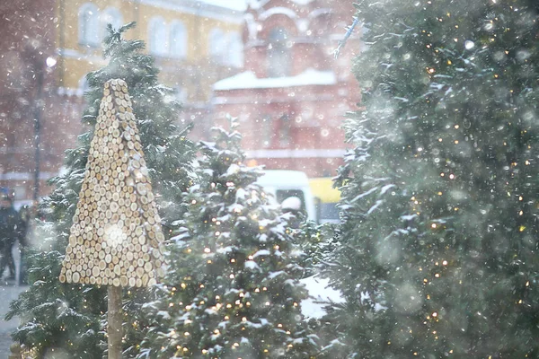 Bulanık arkaplan, dışarıda xmas ağacı, dekore edilmiş kar arkaplanı, yeni yıl