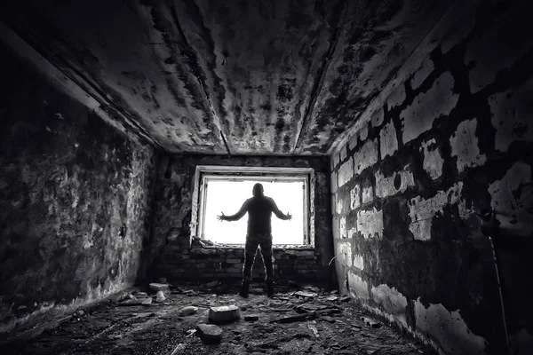Homme Sur Fond Une Fenêtre Dans Une Maison Ruine Horreur — Photo