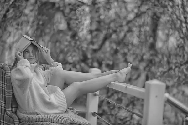 Chica Suéter Punto Lee Libro Terraza Parque Concepto Romance Estacional —  Fotos de Stock