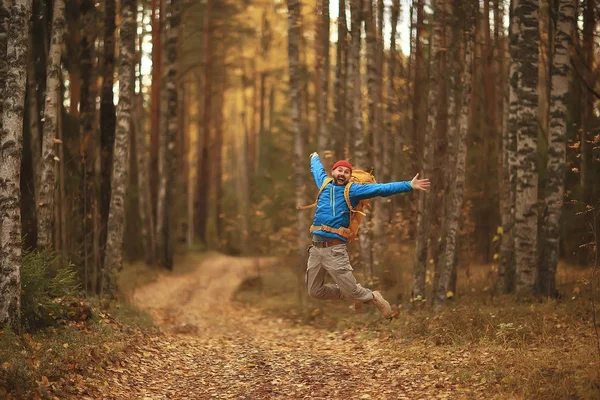 Siga Uma Caminhada Homem Convida Você Para Uma Caminhada Floresta — Fotografia de Stock