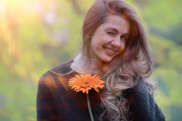 Outono Retrato Uma Bela Loira Com Uma Flor Modelo Apresenta — Fotografia de Stock