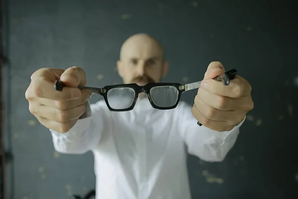 Koncepce Brýlí Muž Drží Brýle Ruce — Stock fotografie