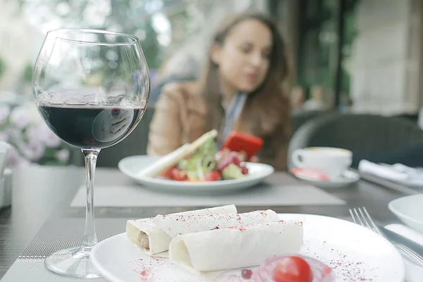 Red Wine Lunch Girl Cafe Lifestyle Summer Outdoor Restaurant Mediterranean — Stock Photo, Image