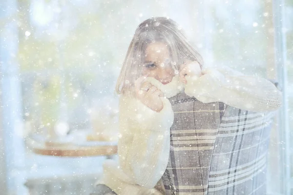 Neve Queda Natal Atmosfera Romance Retrato Uma Bela Jovem Loira — Fotografia de Stock