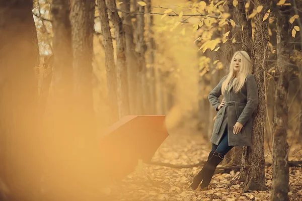 Ragazza Con Ombrello Posa Nel Parco Autunnale Ottobre Paesaggio Donna — Foto Stock