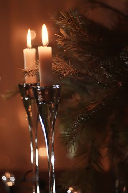Noel mumları dekorasyon kartı, yeni yıl, masa dekorasyonu, yanan mumlar ve Noel ağacı dalları.