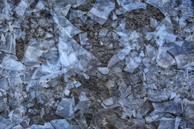 Ezilmiş buz camı arka planda çatlaklar, soyut mevsimsel arka plan, ezilmiş buz parçaları keskin kaplama