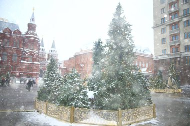 Bulanık arkaplan, dışarıda xmas ağacı, dekore edilmiş kar arkaplanı, yeni yıl
