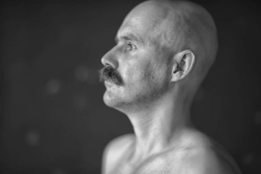 Klasik tarz, büyük bıyıklı bir adamın portresi, sıra dışı bir beyefendi.