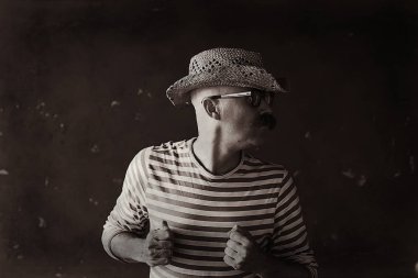 Klasik tarz, büyük bıyıklı bir adamın portresi, sıra dışı bir beyefendi.