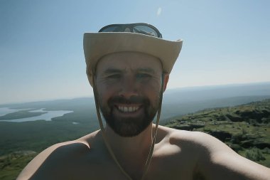 İnsanlar tatil dağlarında gezer yaz yürüyüşü yapar, dinlenir.