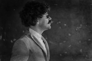 Klasik hipster bıyığı, uzun bıyıklı bir adamın portresi, alışılmadık bir görünüş.