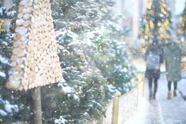 Bulanık arkaplan, dışarıda xmas ağacı, dekore edilmiş kar arkaplanı, yeni yıl