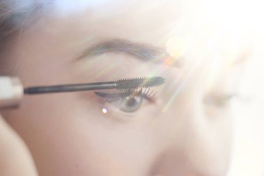 Kirpikli kız, genç güzel sarışın kirpikleri boyuyor, sabahları evde maskara sürüyor.