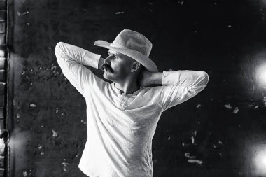 Vahşi Batı 'nın stilize edilmiş klasik portresi, bıyıklı tehlikeli suçlu, yüzünde bıyıklı.