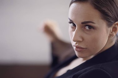 İş kadını arka plan stüdyosu. Resmi takım elbiseli profesyonel bir kadın kiralamak.