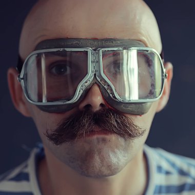 Buharlı punk hipster portresi, bıyıklı adam poz veriyor, yüz, bıyık