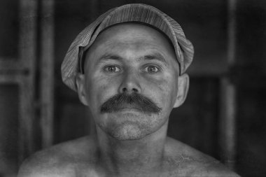 Klasik hipster bıyığı, uzun bıyıklı bir adamın portresi, alışılmadık bir görünüş.