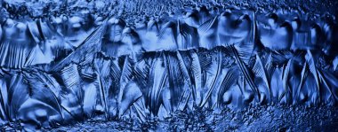 Mavi buzlu cam arka plan, buzun yüzeyinin soyut dokusu, donmuş mevsimlik su.