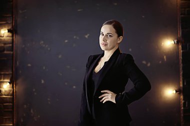 İş kadını arka plan stüdyosu. Resmi takım elbiseli profesyonel bir kadın kiralamak.