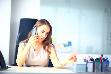 İş kadını ofisi, Ginseng masadaki ofiste oturmak, iş, iş konsepti