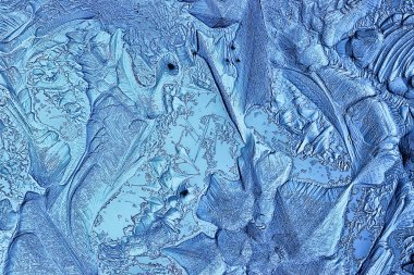 Mavi buzlu cam arka plan, buzun yüzeyinin soyut dokusu, donmuş mevsimlik su.