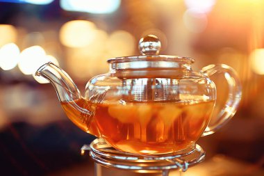 Bardak şeffaf çaydanlık çayı, kafe çay töreni, siyah çay masası.