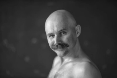 Kel bıyıklı genç bir beyefendinin alışılmadık portresi, tuhaf bir beyefendi, psikoloji konsepti.