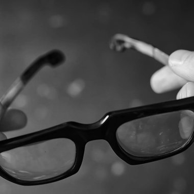 Gözlük görme konsepti, elinde bardak tutan bir adam..