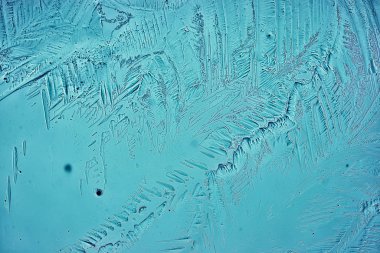 Mavi buzlu cam arka plan, buzun yüzeyinin soyut dokusu, donmuş mevsimlik su.