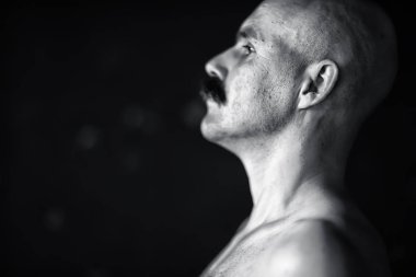 Kel bıyıklı genç bir beyefendinin alışılmadık portresi, tuhaf bir beyefendi, psikoloji konsepti.